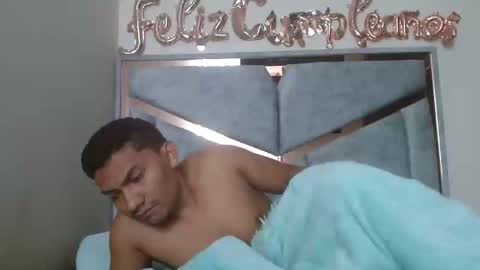 Snapshot of alexvsluisa chatting on 7, 1, 2025 alex y luisa online show from 7, 1, 2025