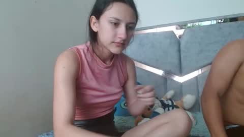 Snapshot of alexvsluisa chatting on 21, 10, 2025 alex y luisa online show from 21, 10, 2025