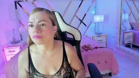 Snapshot of alicee_mature chatting on 17, 5, 2026 alicee online show from 17, 5, 2026