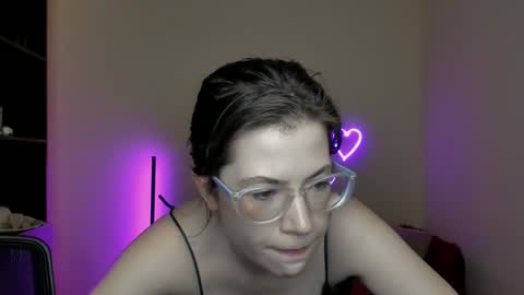 Snapshot of alicia_folow chatting on 5, 3, 2025 Alicia online show from 5, 3, 2025