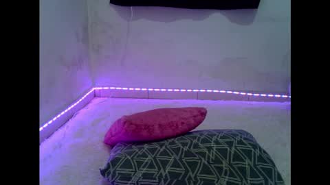 Alicia Axiom online show from 9, 1, 2025