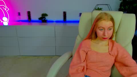 Snapshot of alina__blonde chatting on 12, 10, 2025 Alina online show from 12, 10, 2025
