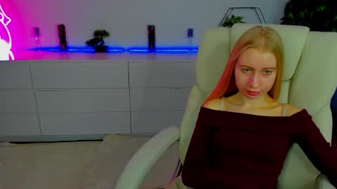 Snapshot of alina__blonde chatting on 23, 10, 2025 Alina online show from 23, 10, 2025