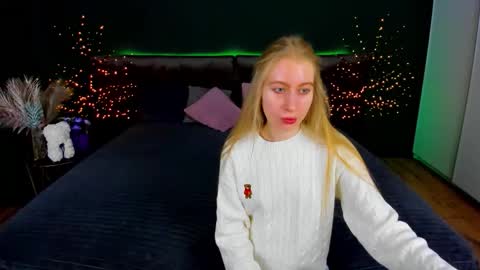 Snapshot of alina__blonde chatting on 30, 10, 2025 Alina online show from 30, 10, 2025