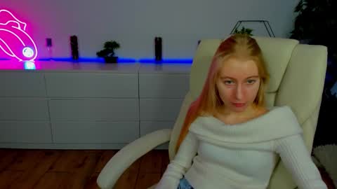 Snapshot of alina__blonde chatting on 3, 11, 2025 Alina online show from 3, 11, 2025
