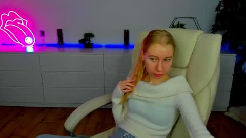 Snapshot of alina__blonde chatting on 13, 11, 2025 Alina online show from 13, 11, 2025