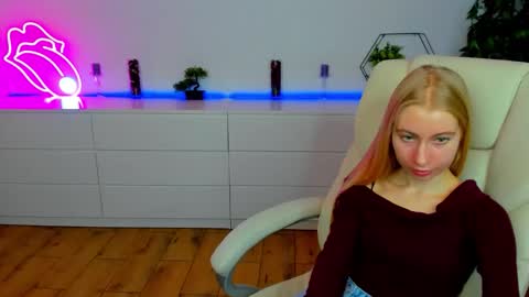 Snapshot of alina__blonde chatting on 15, 11, 2025 Alina online show from 15, 11, 2025
