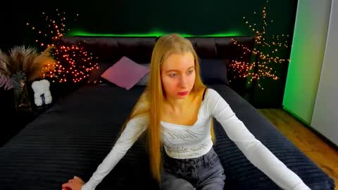 Snapshot of alina__blonde chatting on 23, 11, 2025 Alina online show from 23, 11, 2025