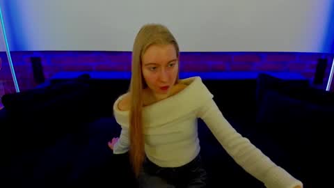 Snapshot of alina__blonde chatting on 2, 12, 2025 Alina online show from 2, 12, 2025