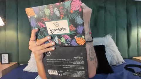 Snapshot of alixxxe_ chatting on 10, 10, 2025 A L I X X X E  online show from 10, 10, 2025