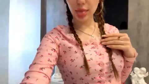 Snapshot of alizavigneau chatting on 15, 3, 2026 Alice online show from 15, 3, 2026