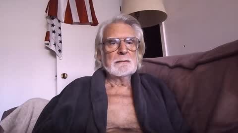 Snapshot of alphauniform chatting on 4, 2, 2025 AlphaUniform online show from 4, 2, 2025