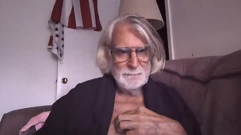 Snapshot of alphauniform chatting on 23, 10, 2025 AlphaUniform online show from 23, 10, 2025