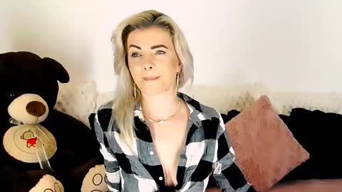 Snapshot of alyblonde chatting on 18, 1, 2026 aly online show from 18, 1, 2026