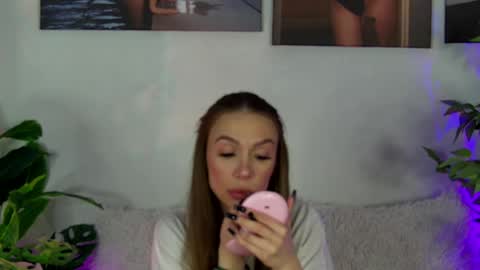 Snapshot of alyson_huxley chatting on 6, 4, 2026 Alyson online show from 6, 4, 2026