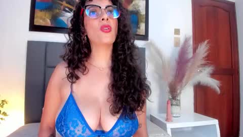 Snapshot of amarayasbel chatting on 1, 11, 2025 Amara Yasbel online show from 1, 11, 2025