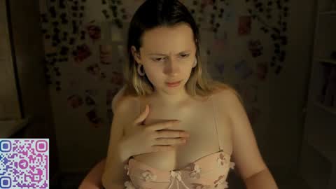 Snapshot of amelienjames chatting on 4, 1, 2025 Amelie James online show from 4, 1, 2025