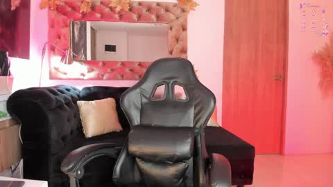 Snapshot of amelyamann chatting on 13, 4, 2026 online show from 13, 4, 2026