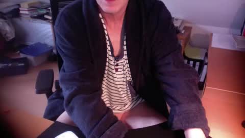 Snapshot of amor2200 chatting on 4, 10, 2025 Amor2200 online show from 4, 10, 2025