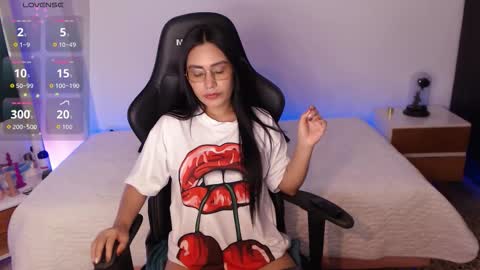 Snapshot of amy_stiward chatting on 12, 10, 2025 Mia Cristancho online show from 12, 10, 2025