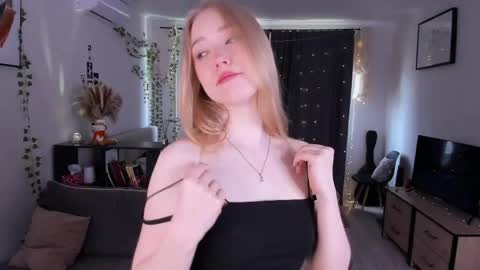 Snapshot of amylouwood chatting on 27, 5, 2026 Amy online show from 27, 5, 2026
