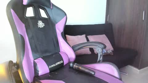      help me to get 100 thumps up  online show from 4, 2, 2025