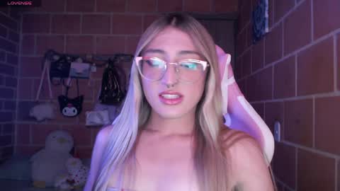 Snapshot of andrea_camila chatting on 22, 5, 2026 Andrea online show from 22, 5, 2026