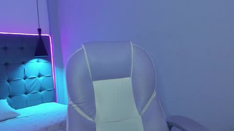 Snapshot of andres1_8 chatting on 18, 12, 2025 IM ANDRES online show from 18, 12, 2025