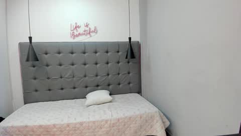 Snapshot of andres1_8 chatting on 19, 12, 2025 IM ANDRES online show from 19, 12, 2025