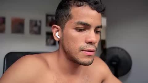 Snapshot of andres_vargas_ chatting on 9, 10, 2025 Andres online show from 9, 10, 2025