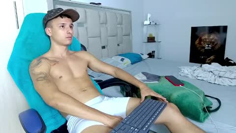Snapshot of andrew_lover21 chatting on 4, 4, 2026 Andrew online show from 4, 4, 2026