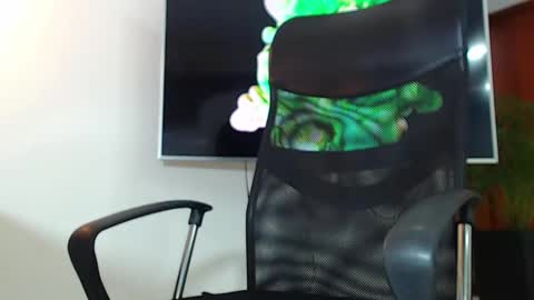 Snapshot of andrew_west_ chatting on 12, 1, 2025 ANDREW WEST online show from 12, 1, 2025