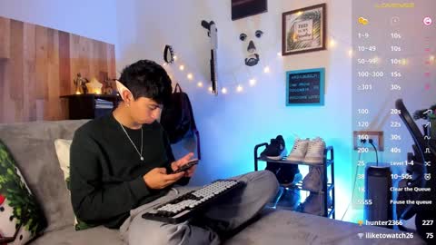 andy_guez_11 online show from 17, 12, 2024
