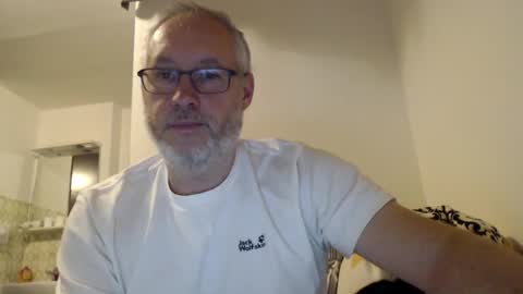 Snapshot of andyberg8 chatting on 27, 10, 2025 Andy online show from 27, 10, 2025
