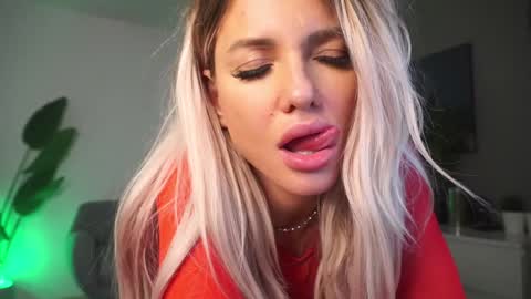 Snapshot of angeleyesblue25 chatting on 25, 12, 2024 annita online show from 25, 12, 2024