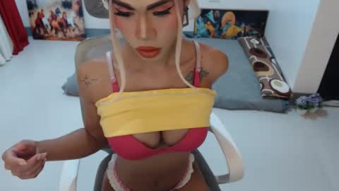 Snapshot of angelic_face_808 chatting on 5, 11, 2025 DIVINE ANGEL online show from 5, 11, 2025