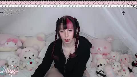 Snapshot of angelillic chatting on 10, 6, 2026 lillian online show from 10, 6, 2026