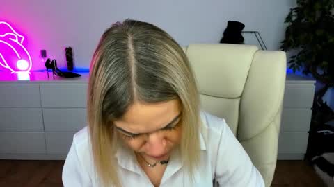 anna_snow9 online show from 1, 12, 2025