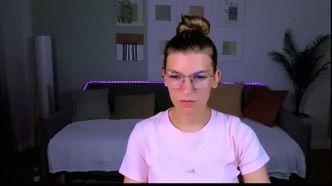 Snapshot of annathorne chatting on 24, 6, 2026 Im Anna online show from 24, 6, 2026