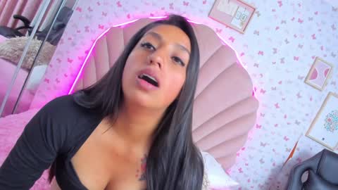 Snapshot of anniee_love_ chatting on 17, 12, 2024 Anto online show from 17, 12, 2024