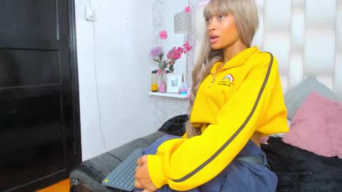 Snapshot of anniee_love_ chatting on 3, 3, 2025 Anto online show from 3, 3, 2025