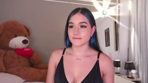 Snapshot of annyhizzle chatting on 5, 11, 2025 online show from 5, 11, 2025