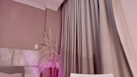 AntonellaHall  online show from 25, 3, 2026