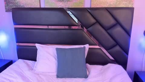 Snapshot of antonellalove_ chatting on 13, 12, 2024 My name is Andrea thumb up me please its important online show from 13, 12, 2024