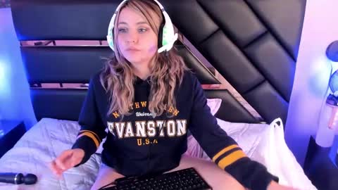 Snapshot of antonellalove_ chatting on 17, 12, 2024 My name is Andrea thumb up me please its important online show from 17, 12, 2024