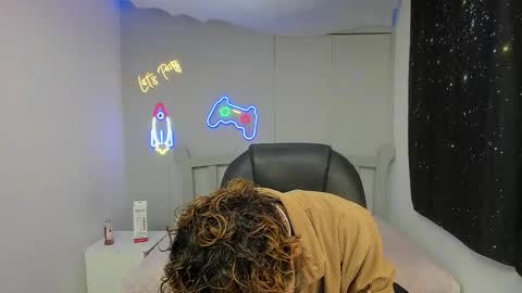 anyelotwink online show from 3, 2, 2026