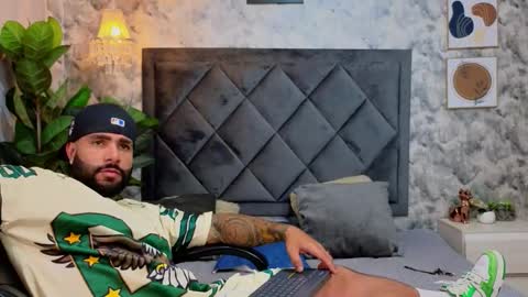 Snapshot of apolo_rousse chatting on 8, 11, 2025 Apolo online show from 8, 11, 2025