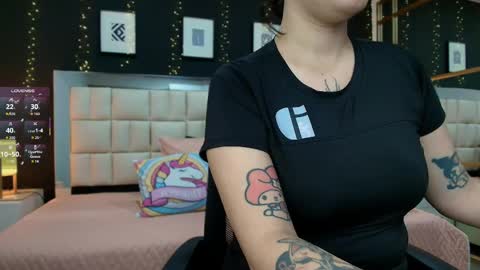 Snapshot of aria_bloomer chatting on 25, 5, 2026 Ari online show from 25, 5, 2026