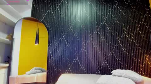 Aria Millers  online show from 26, 11, 2025