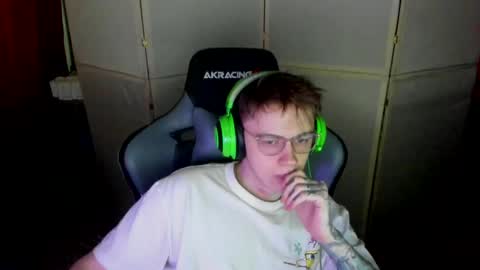 Snapshot of aron_neall chatting on 4, 3, 2025 biggest penis online show from 4, 3, 2025